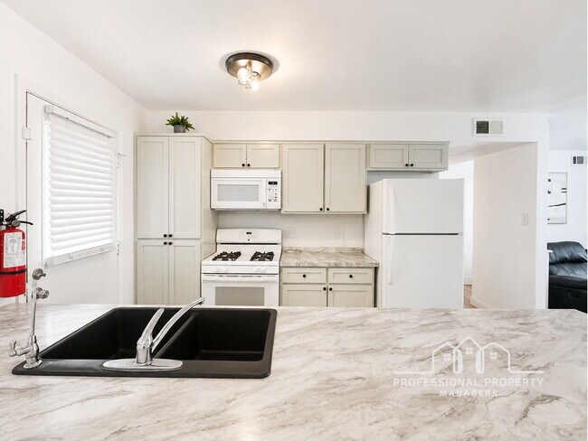 Foto del edificio - 3-bedroom, 2-bathroom home in La Verne Terrace