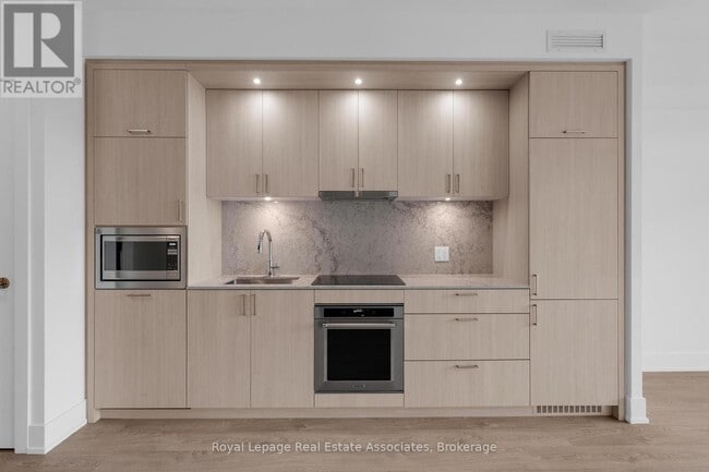 Photo du bâtiment - 259 The Kingsway