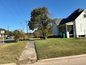 Building Photo - 1211 W Park Ave