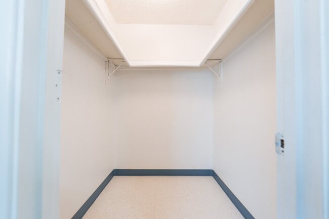Building Photo - Executive Rental **Stylish & Fully Furnished 2-Bedroom in the Heart of Farmington – Flexible Leas...