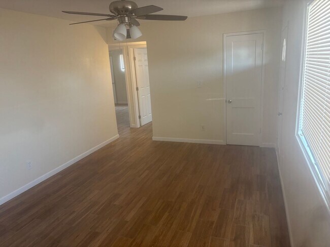 Foto del edificio - 2746 W Glenrosa Ave