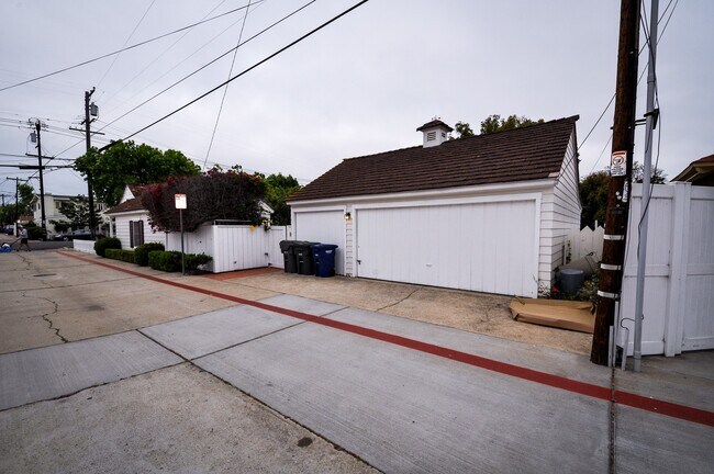 Foto del edificio - Beautiful 4 bedroom, 3 bath house. Available end of March. Long Term Unfurnished Rental!