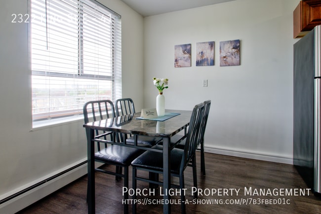 Building Photo - Renovated 1 Bedroom in Glenview West, Elev...