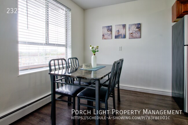 Photo du bâtiment - Renovated 1 Bedroom in Glenview West, Elev...