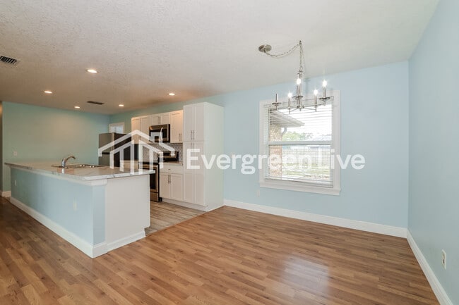 Building Photo - 936 Abigail Drive