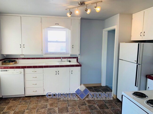 Foto del edificio - Charming Home with Large Detached Garage!