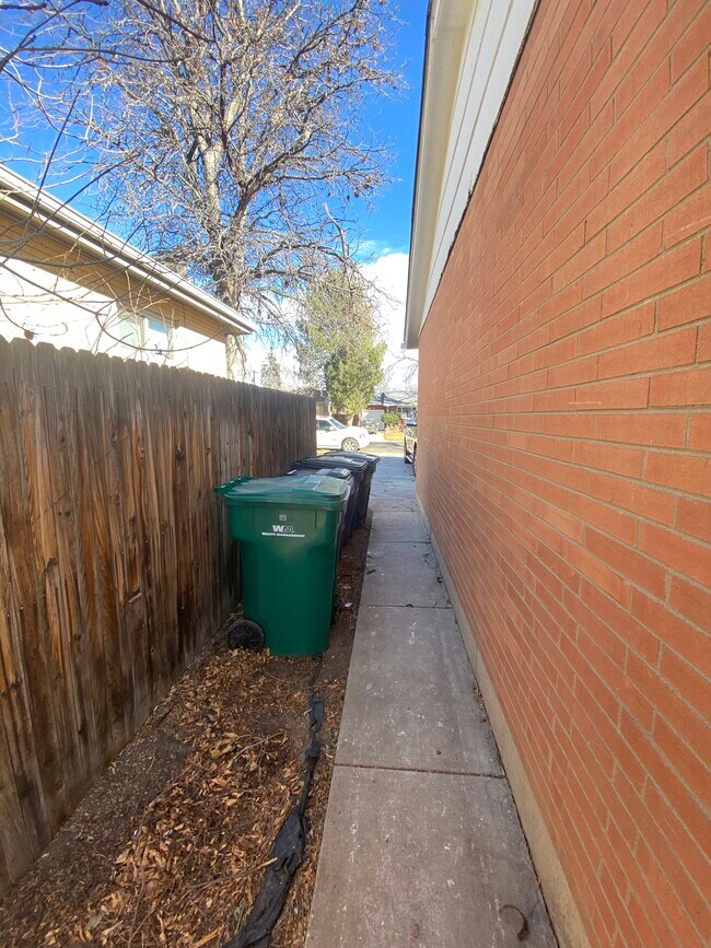 Building Photo - 3061 S Wolff St