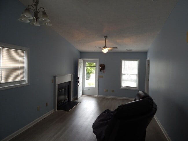Building Photo - Adorable 2 bedroom 2 bath single family home with fully fenced in back yard. One car driveway.