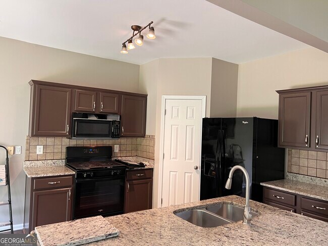 Building Photo - 5975 Bentley Way