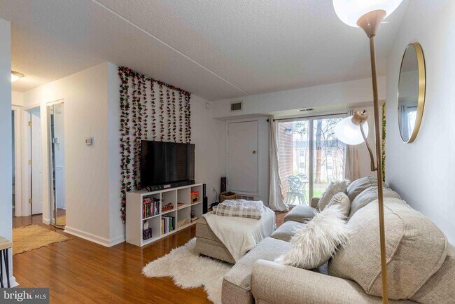 Foto del edificio - 3307 Valley Dr