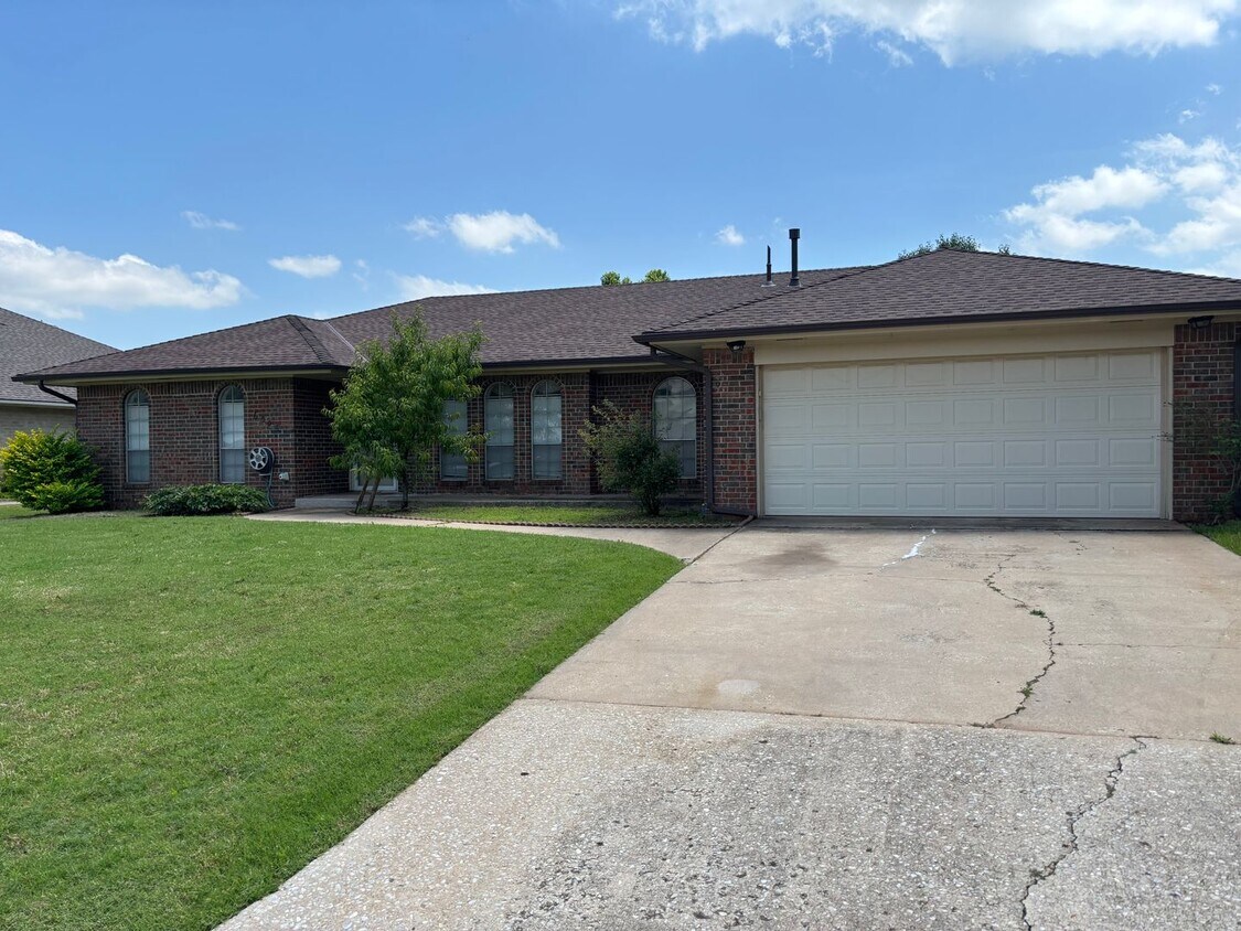 Primary Photo - Large Home in NW. OKC, . Putnam City Schools