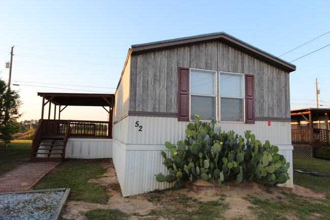 Front - 3000 Lee Road 10