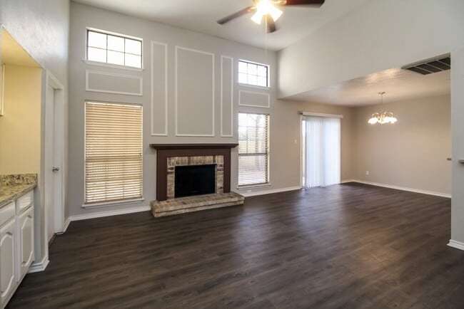 Building Photo - 2208 Gladstone Dr