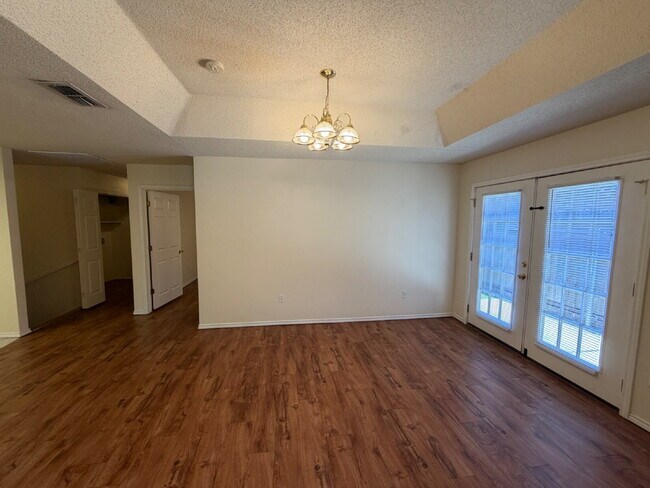 Building Photo - Duplex Located Between 98th & Indiana With Basement!