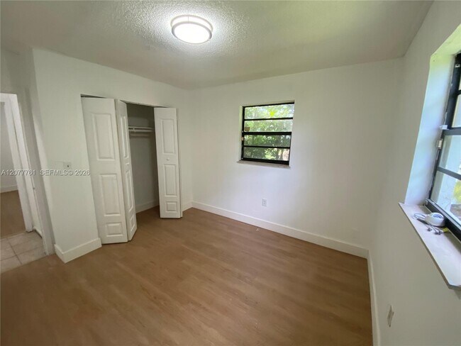 Foto del edificio - 1415 NE 118th Terrace