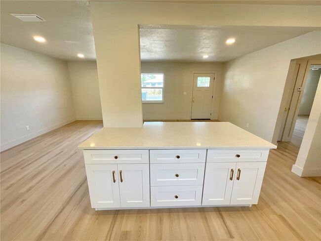 Building Photo - 644 Manor Dr W