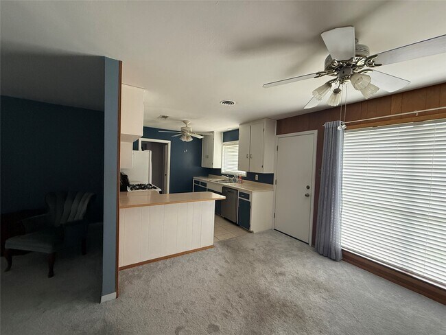 Foto del edificio - 7945 Cedel Dr