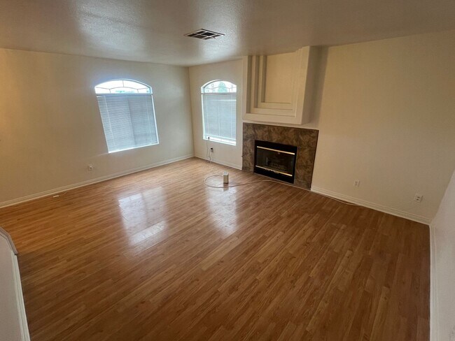 Foto del edificio - 3 bedrom 2.5 bath Gated Community Townhome with community  Pool, Spa & Private Garage