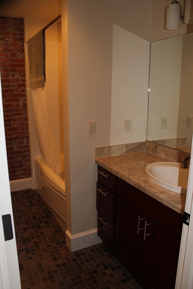 Foto del edificio - Gorgeous 2 Bedroom Apartment Downtown