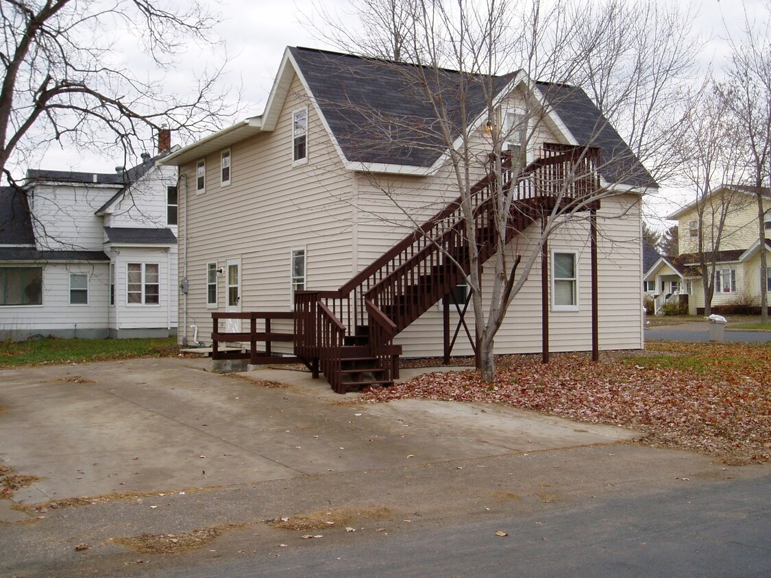 1621 6th St E, Menomonie, WI 54751 House Rental in Menomonie, WI