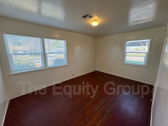 Foto del edificio - 500 N Hall St