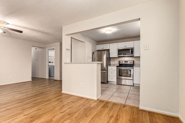 Building Photo - 2 Bed 1.5 Bath Updated Arvada Condo - Avai...