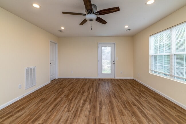 Foto del edificio - 923 Warrior Hill Dr