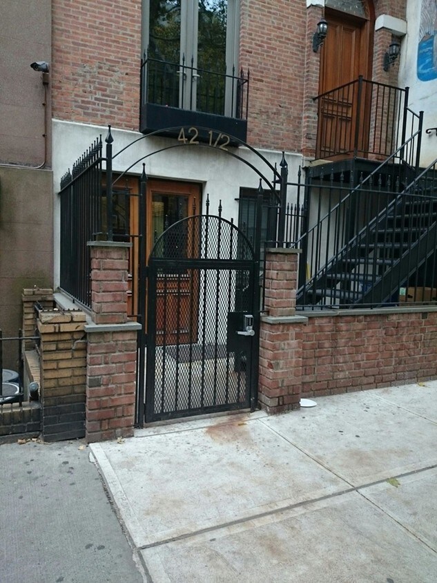 Primary Photo - 42 1/2 Saint Marks Place