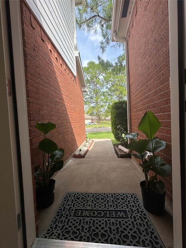 Foto del edificio - 14202 Misty Knoll Ct