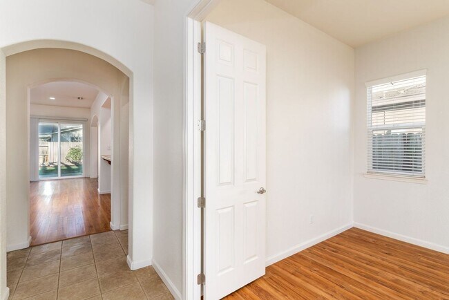 Foto del edificio - 3350 W Stewart Ave