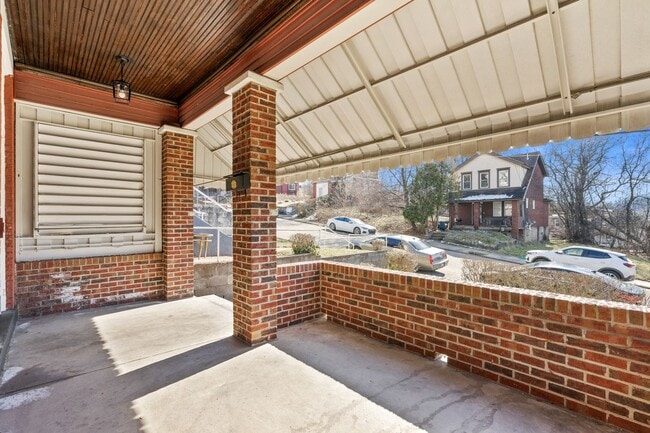 Building Photo - Spacious 5 Bedroom 1.5 Bathroom Home in Ha...