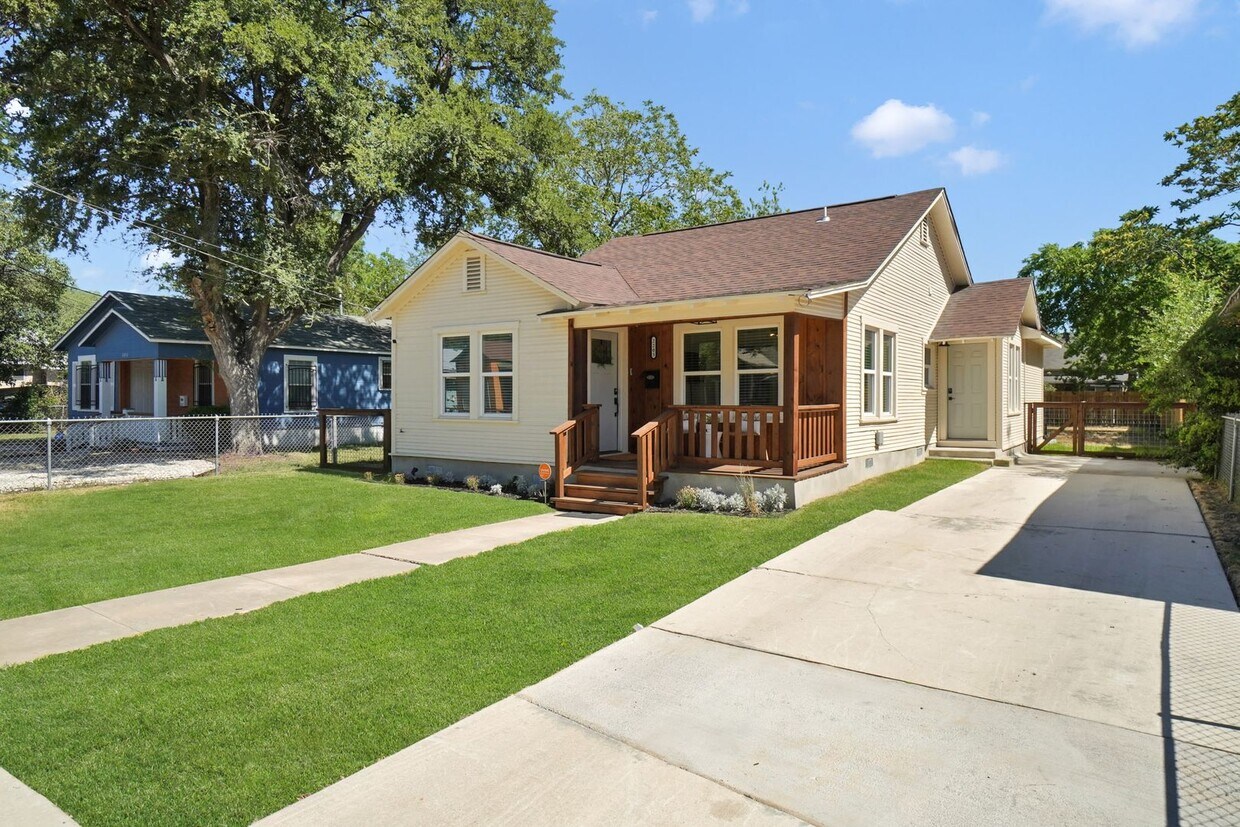 Foto principal - Gorgeous 3 bedroom, 2 ba home in the heart...
