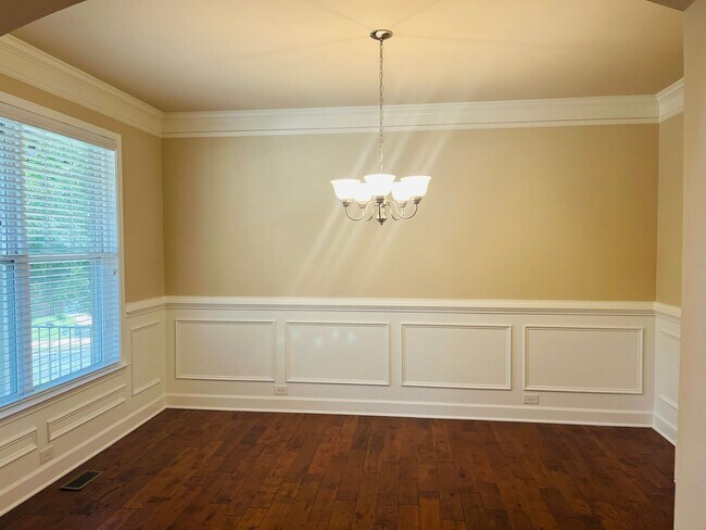Foto del edificio - Huge 5 bedroom, 4 bathroom home located in Johns Creek! Must see!
