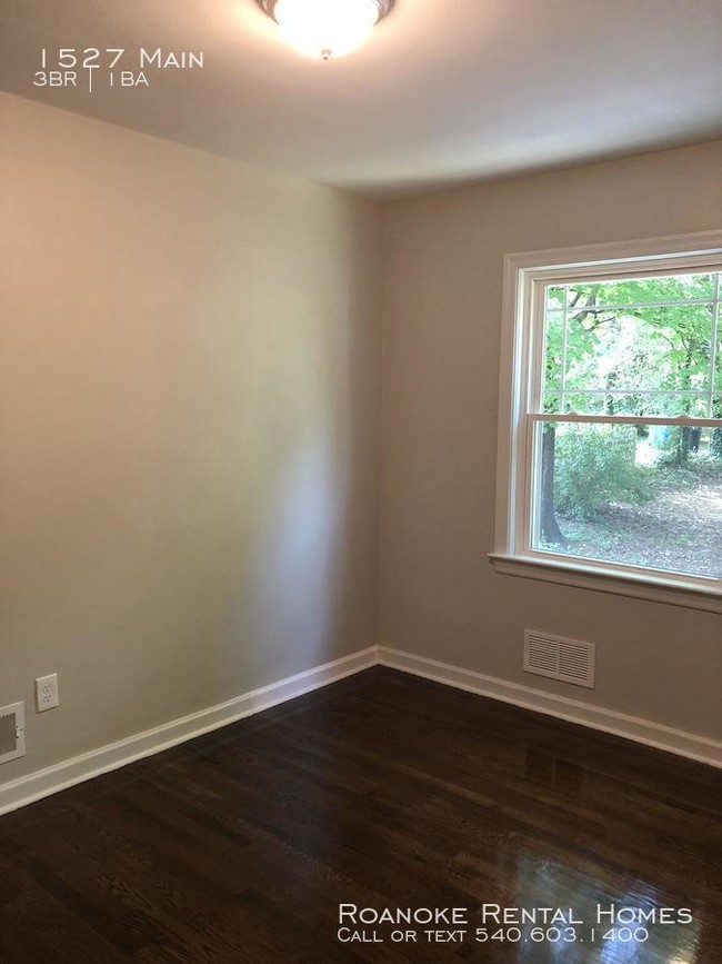 Building Photo - 3 bedroom in Roanoke VA 24015
