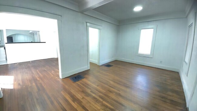 Foto del edificio - 2217 E 37th St