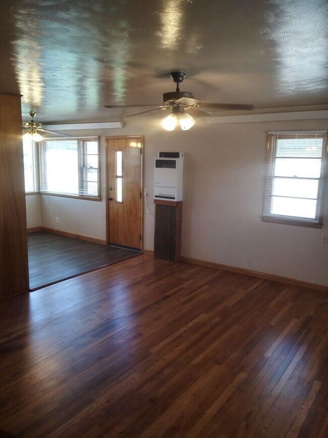 Building Photo - r211LBP