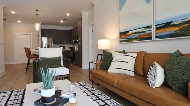 2 habitaciones, 2 baños - 1116 pies cuadrados - Sala de estar - The Lofts at Knightdale Station