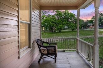 Building Photo - 806 E Main St