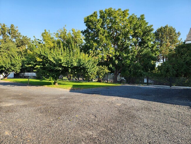 Foto del edificio - Lake house with Shop on 1/2 acre