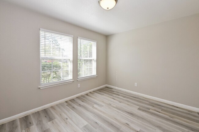 Foto del edificio - 25106 Twister Tr