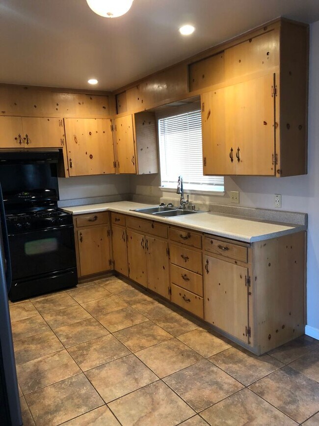 Building Photo - 3 Bedroom in Placerville | Washer & Dryer ...