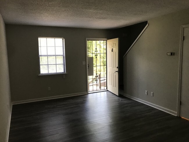 Building Photo - Great 2/1.5 Townhome Close to Hamilton Place