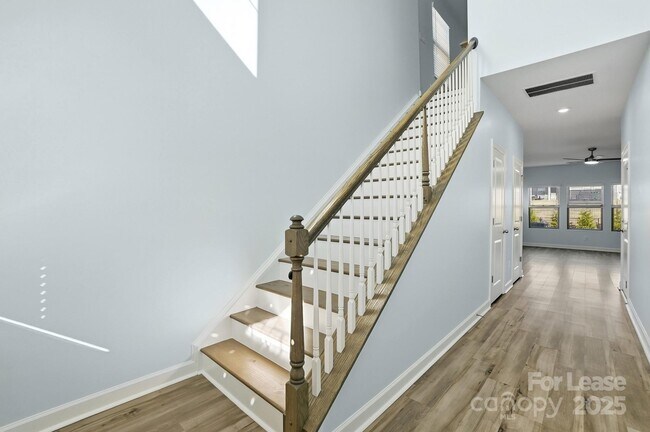 Foto del edificio - 3909 Woodland View Dr