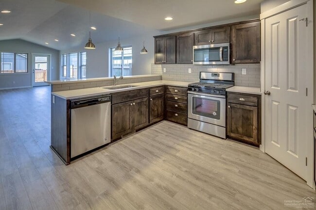 Building Photo - Super Clean Single Level 3 bed, 2 bath, 2 car garage home on landscaped fenced lot