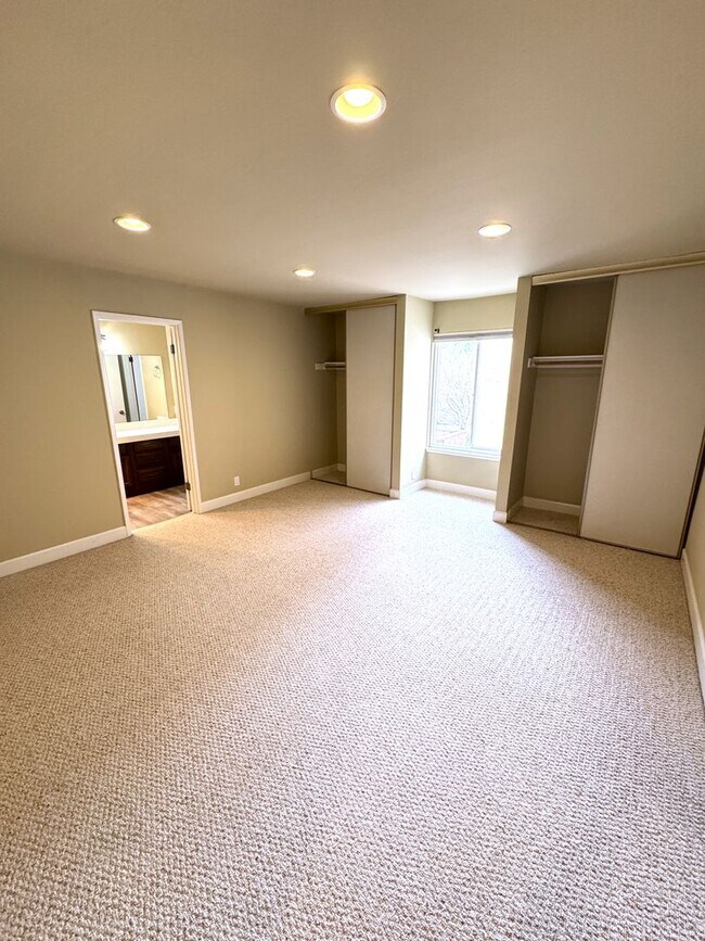Building Photo - Spacious Renovated Condo near Downtown Menlo Park