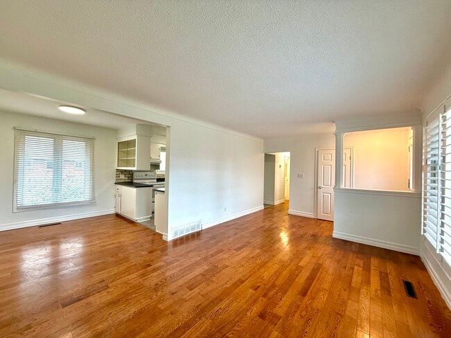 Building Photo - 90 Rochelle Dr