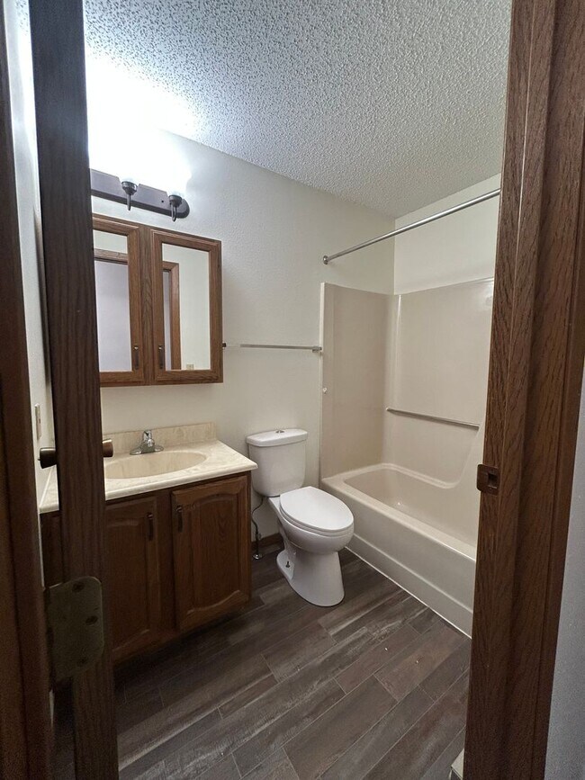 Foto del edificio - Comfortable 2x2 with Garage + In-Unit Laundry