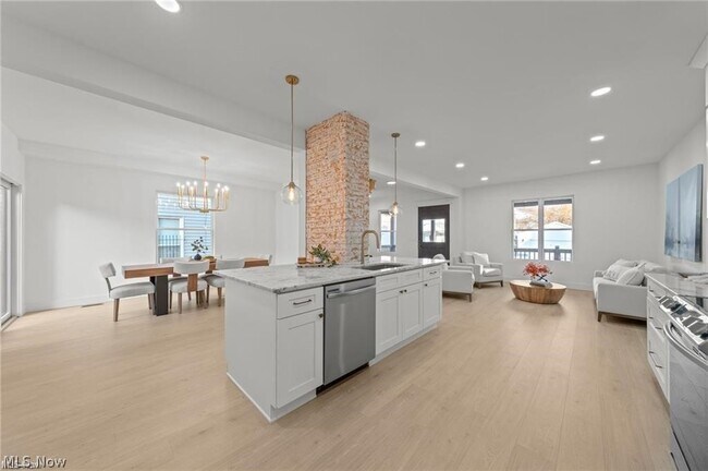 Foto del edificio - 1422 W 77th St