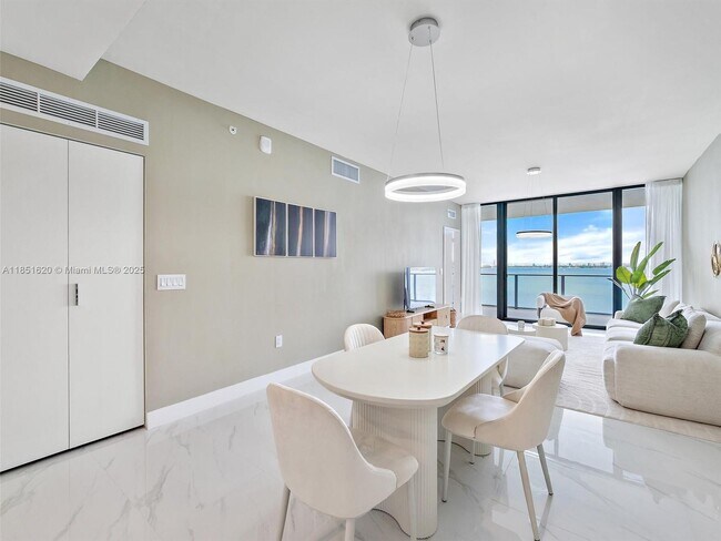 Foto del edificio - 700 NE 24th St