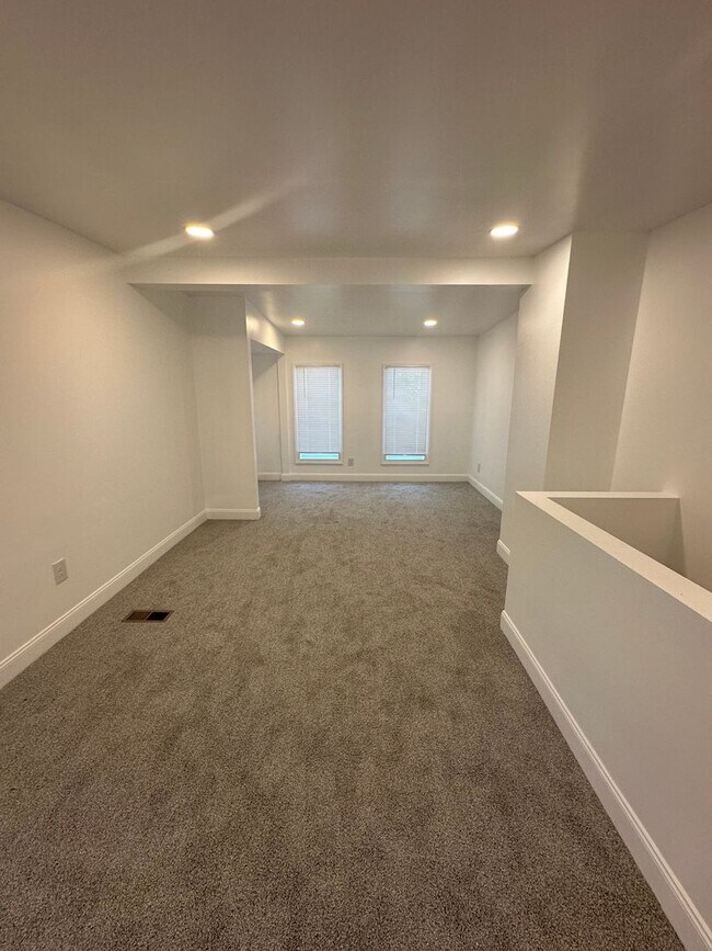 Building Photo - Newly Renovated One Bedroom House, Downtown Location